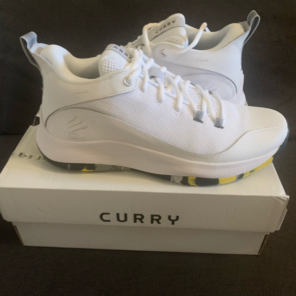 BRAND NEW! Mens size 10 Steph curry basketball shoes!